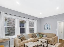 Spacious Haven - 8-Minutes to Chicago - Sleeps 10，位于Forest Park的酒店