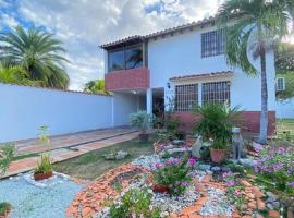 Casa Rústica con jardínes en excelente ubicación