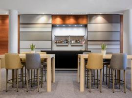 AC Hotel Alcalá de Henares by Marriott，位于阿尔卡拉德荷那利斯的酒店