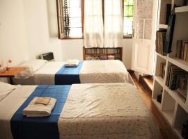 La Casona, habitación privada con baño en suite，位于拉普拉塔的酒店