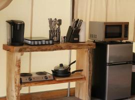 Glamping Tent #5 with Heat AC and Private Bath，位于奥德维尔的酒店