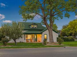 Newly Renovated, Cozy Home - Quiet, Mountain Views，位于西班牙福克的酒店