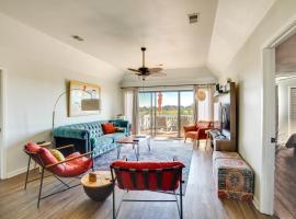 St Helena Island Retreat with Deck Walk to Beach，位于Oceanmarsh Subdivision的酒店