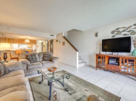 Riverfront Weleka Condo with Dock and Pool Access，位于Welaka的酒店