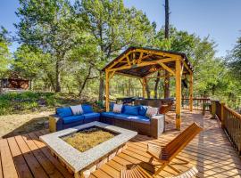Hot Tub, Game Room Dog-Friendly Pine Cabin!，位于Pine的酒店