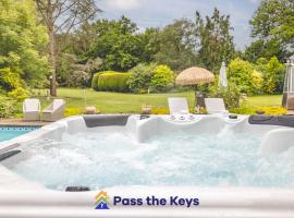 Detached countryside family home, set in extensive private gardens, with a hot tub - Pass the Keys，位于Twyford的酒店