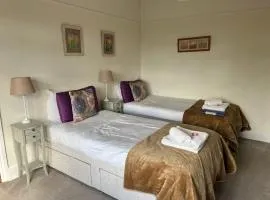 Rie's Retreat - The Amethyst Room