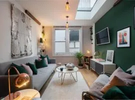 1BR Stylish Flat by HostaraHomes, Near Liverpool Street, Prime London Location, Sleeps up to 4