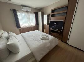 Central 2BR 3 min walk from BTS Ploen Chit，位于Makkasan的酒店