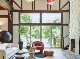 Unique Fully Restored Landmark Barn in Hudson，位于Claverack的酒店