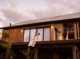 Chalé romântico com jacuzzi e vista do pôr-do-sol，位于Harmonia的酒店