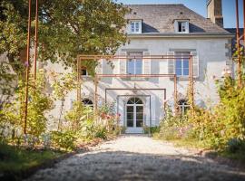 Manoir la grande guerais，位于Beaussais sur Mer的带按摩浴缸的酒店