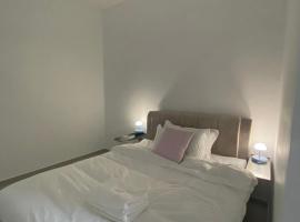 Bukit Indah - Room with Private Bathroom 1-3pax，位于新山的酒店
