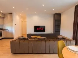 Roots Three - Modern Lakeview Apartment