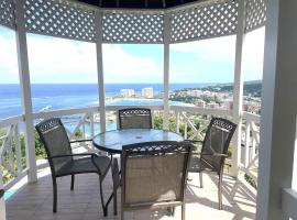 OceanBreeze Jamaica Penthouse, 7-Minute Walk to Beach，位于欧丘里欧的公寓