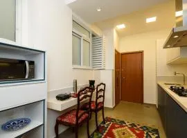 Vista lateral mar, rua tranquila e arborizada