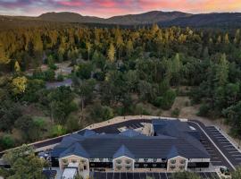 The Inelle, Oakhurst Yosemite, a Tribute Portfolio Hotel，位于奥克赫斯特的酒店