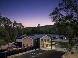 The Inelle, Oakhurst Yosemite, a Tribute Portfolio Hotel，位于奥克赫斯特的酒店
