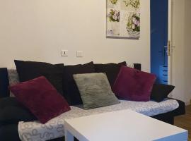 Chalet enchanteur à Tarascon-sur-Ariège avec vue sur montagne，位于阿列日河畔的塔拉斯孔的酒店
