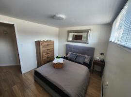 Private room with shared space in a basement，位于萨德伯里的酒店