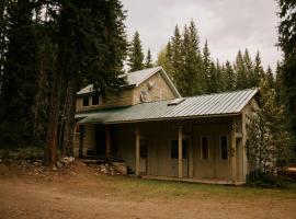 Rustic Executive Cabin at Beaverfoot，位于Parson的酒店