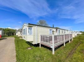 Lovely 8 Berth Caravan With Decking At Sunnydale Park, Lincolnshire Ref 35091Br，位于劳斯的酒店