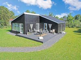 Sauna, Vildmarksbad, Nær vand，位于Skuldelev的酒店