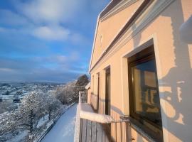 Villa &Uuml;berblick，位于纳尔巴赫的带泳池的酒店