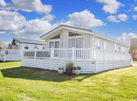 Luxury 6 Berth Lodge With Wifi At Broadland Sands In Suffolk Ref 20011Cv，位于Hopton on Sea的酒店