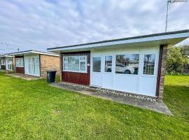 Beautiful Chalet With Free Wifi Nearby Hemsby Beach In Norfolk Ref 59096S，位于赫姆斯比的酒店