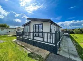 Stunning Lodge With Decking Nearby Hunstanton Beach, Sleeps 6 Ref 23215K