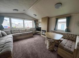 Lovely 6 Berth Caravan For Hire At Barmston Beach Holiday Park Ref 62062Hc，位于Lund的酒店