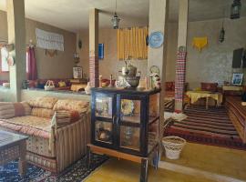 Gite Tamlli，位于Aoufous的酒店