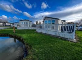 Great Caravan For Hire With Pond Views At Manor Park Holiday Park Ref 23228K，位于亨斯坦顿的露营地