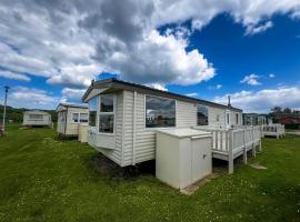 Great 6 Berth Caravan For Hire With Decking At Sunnydale Holiday Park Ref 35221S，位于劳斯的酒店