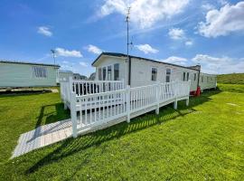 8 Berth Caravan With Decking To Hire At Naze Marine In Essex Ref 17280C，位于内兹岬附近沃尔顿的酒店