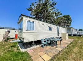 Lovely Caravan At Valley Farm Holiday Park, Sleeps 8 Ref 46127V，位于Great Clacton的酒店