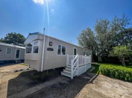 Lovely 8 Berth Caravan With Decking And Wifi In Yorkshire, Ref 71011Ic，位于Tunstall的露营地