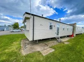 Great 6 Berth Caravan Nearby The Beach In Walton-On-The-Naze Ref 17181P