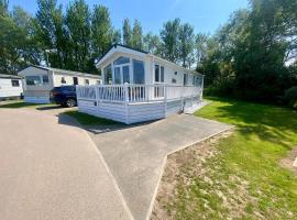 Spacious 4 Berth Lodge With Wi-Fi Decking At Broadland Sands Ref 20055Sv，位于Hopton on Sea的酒店