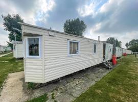 Cosy 8 Berth Caravan At Highfield Grange Holiday Park In Essex Ref 26724Wr，位于滨海克拉克顿的船屋