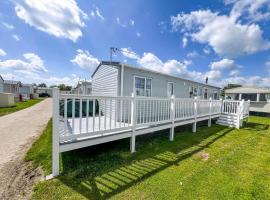 Stunning10 Berth Caravan With Decking At Broadland Sands In Suffolk Ref 20082Bs，位于Hopton on Sea的酒店