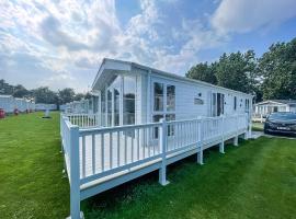 Beautiful 6 Berth Caravan With Decking At Broadland Sands Ref 20009Sv，位于Hopton on Sea的酒店