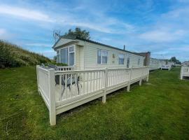 Superb Caravan With Decking And Free Wifi At Naze Marine Park Ref 17236C，位于内兹岬附近沃尔顿的酒店