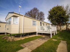 Caravan With Decking At Manor Park In Hunstanton, Sleeps 6 Ref 23045B，位于亨斯坦顿的酒店