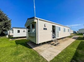 Homely Caravan With Free Wifi At Broadland Sands Park, Suffolk Ref 20002Bs，位于Hopton on Sea的酒店