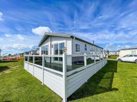 Stunning 6 Berth Lodge With Full Sea Views In Suffolk Ref 68007Cr，位于洛斯托夫特的酒店