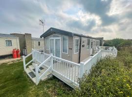 Beautiful Caravan With Decking At Naze Marine Park, Sleeps 8 Ref 17341Br，位于内兹岬附近沃尔顿的酒店