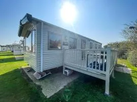 Lovely 8 Berth Caravan Nearby Great Yarmouth At Broadland Sands Ref 20222Bs