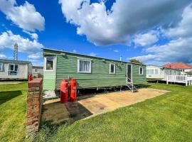 Great Caravan At Valley Farm Holiday Park, Essex Ref 46583V，位于Great Clacton的酒店